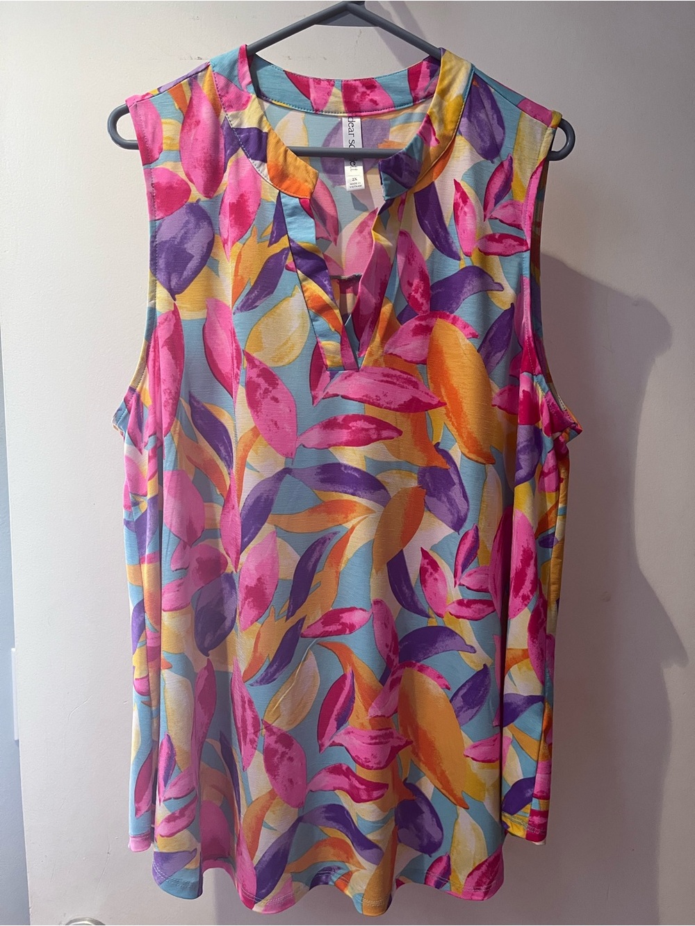 Dear Scarlett Multicolor Leaf-Print Sleeveless V-Neck Tank